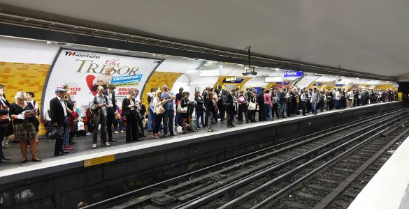 Metro Paris station Etoile wikimedia commons
