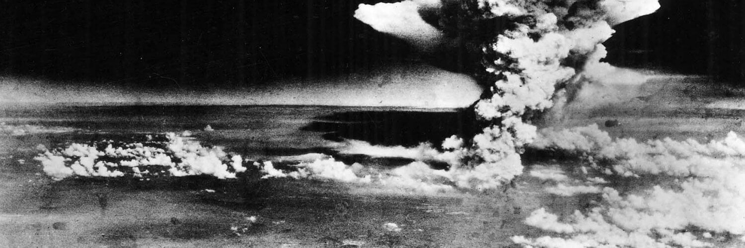 Nuage atomique au-dessus Hiroshima (from_Matsuyama) Wikimedia Commons