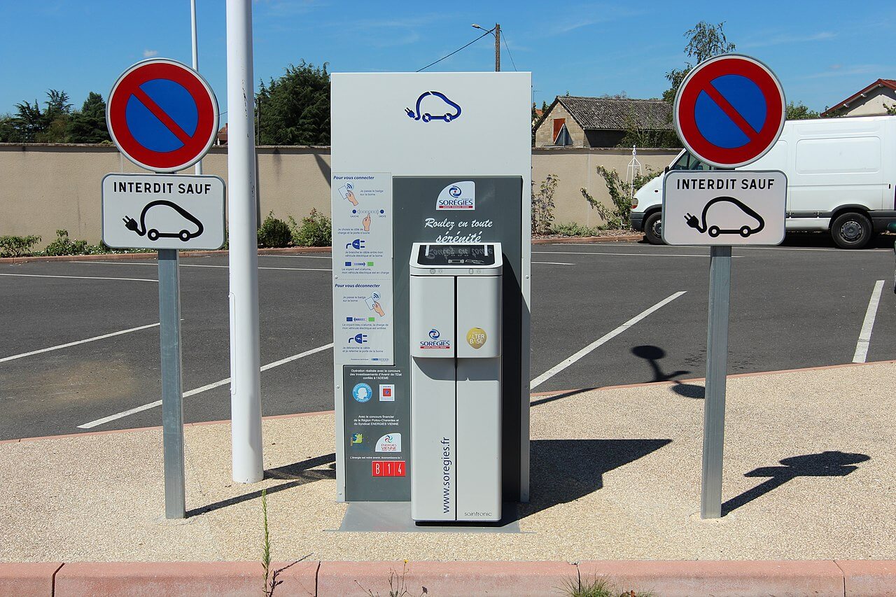 <i class='fa fa-lock' aria-hidden='true'></i> Voitures électriques et bornes de recharge, loin du compte