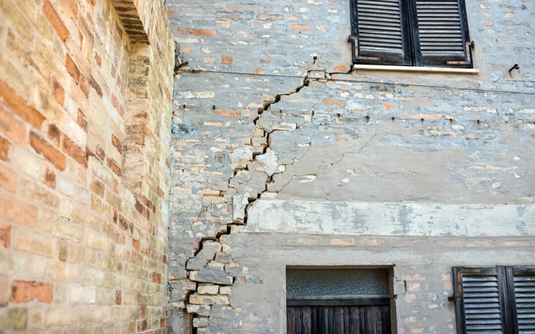 Fissures, sols instables… comment les aléas climatiques redessinent la carte du risque immobilier